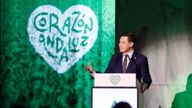 El presidente de la Junta, Juanma Moreno, anuncia la marca 'Corazón andaluz'.