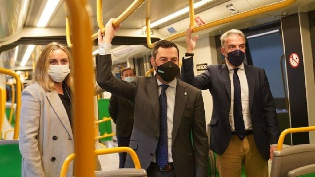 El presidente de la Junta, Juanma Moreno, con Elías Bendodo y Marifrán Carazo, en el Metro de Málaga.