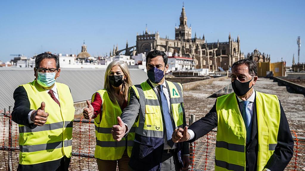 El presidente de la Junta, Juanma Moreno, en la cubierta de las Reales Atarazanas junto a Patricia del Pozo y Antonio Pullido.
