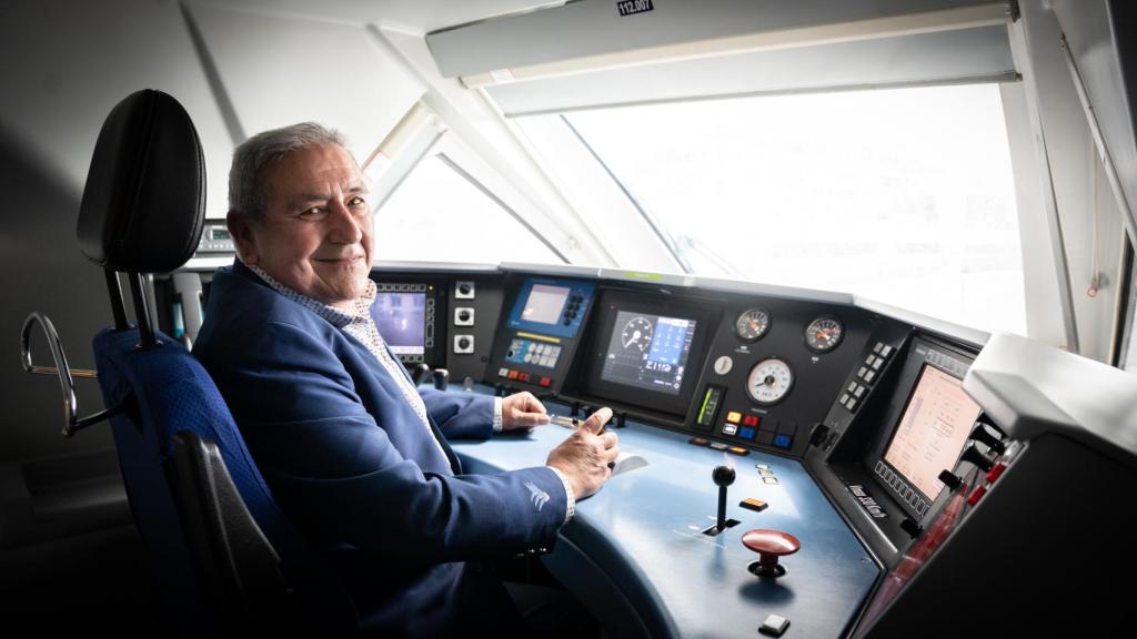 Juan Miguel Capel, en la cabina de un AVE en la Estación de Atocha.