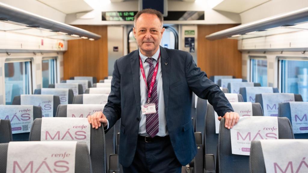 Juan Carlos Hebrero, en un pasillo del AVE.