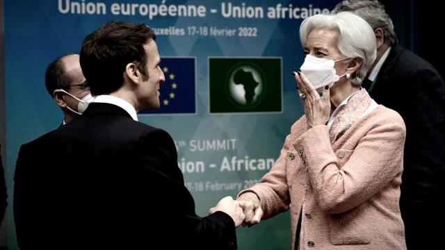 La presidenta del BCE, Christine Lagarde, saluda al presidente francés, Emmanuel Macron.