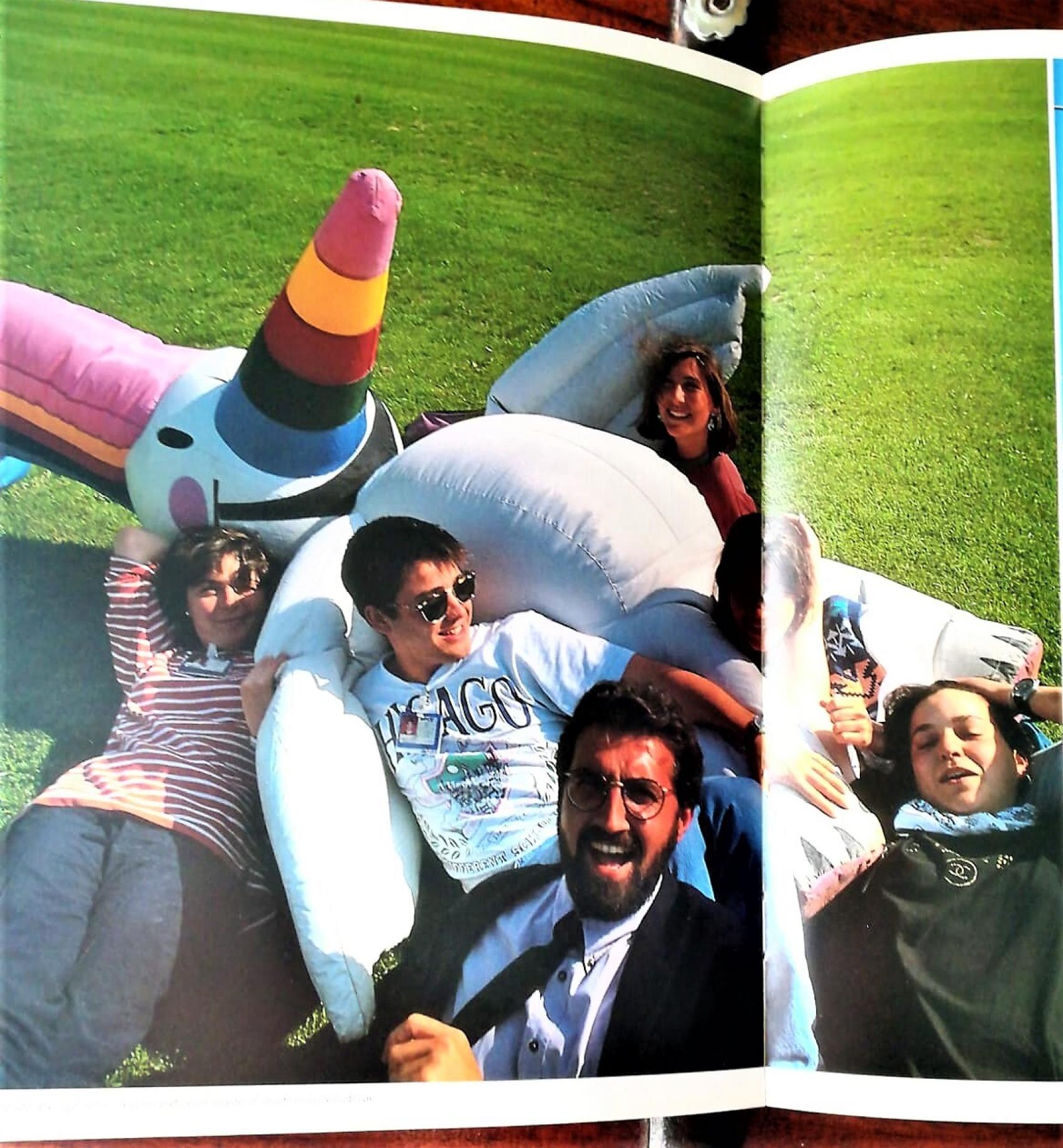 El equipo de Curro: de izquierda a derecha, Candela Fernández, Ángel Ramos, Isidro Cuberos, Carmen (Mamen) Pinazo, Pilar Pinazo y Lucía Tejero, en 1992. La foto es de Pablo Juliá y se publicó en el libro oficial de la Expo 92 'Abierta al mundo: todas las fotos del primer día de la Exposición Universal'.