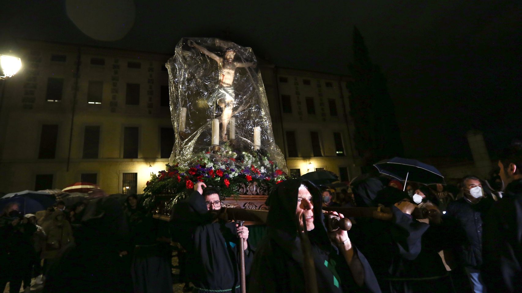 La imagen del Cristo de la Esperanza cubierta con un plástico en Toledo debido a la lluvia.