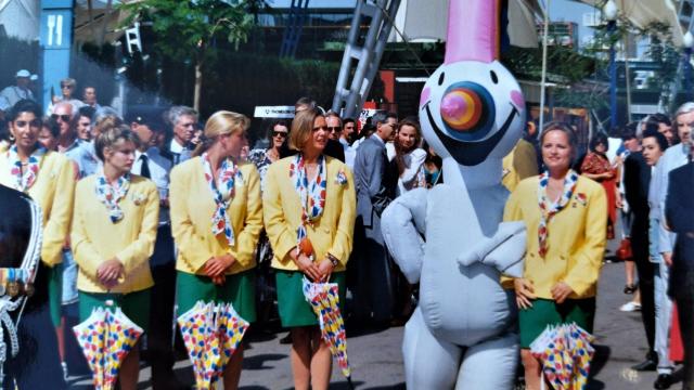 La mascota Curro, con azafatas de la Expo 92 en un acto por las calles del recinto.