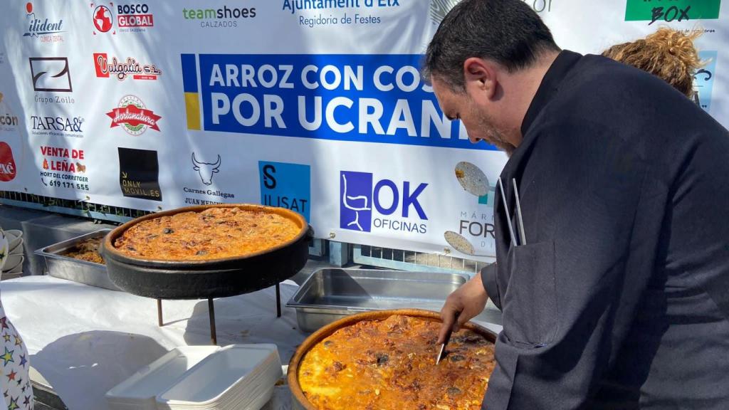 Salva Castaño, con los arroces ya cocinados.