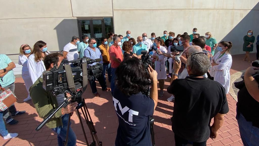 Una de las concentraciones de sanitarios a las puertas del Hospital de Torrevieja.