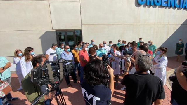 Una de las concentraciones de sanitarios a las puertas del Hospital de Torrevieja.