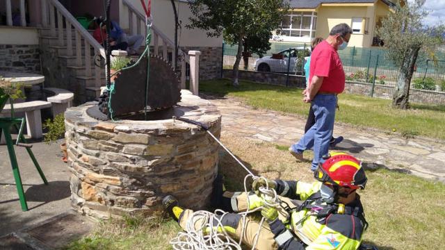 Los bomberos de Ponferrada rescatan a un gato que cayó a un pozo de 12 metros de profundidad