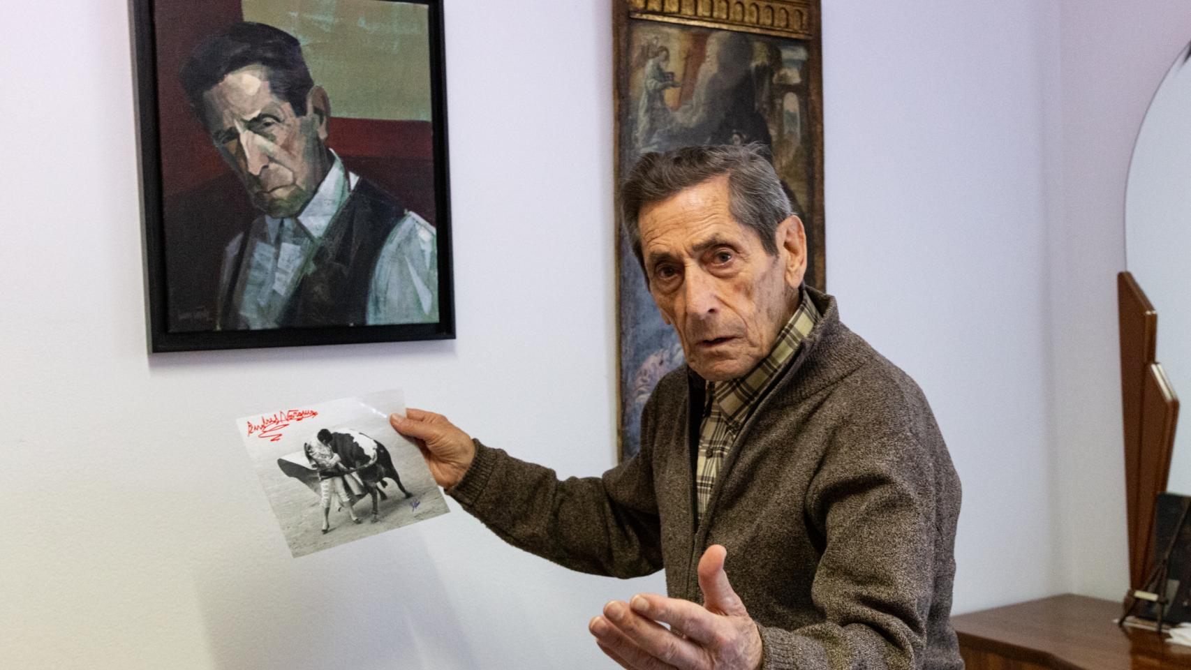 Andrés Vázquez, en su casa de Villalpando junto a algunos de sus recuerdos