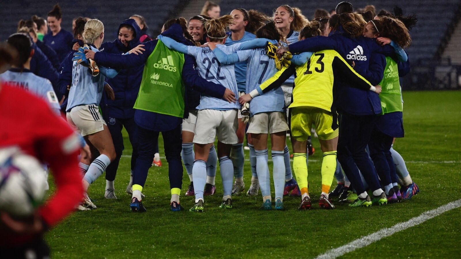 La selección española de fútbol femenino celebrando su triunfo
