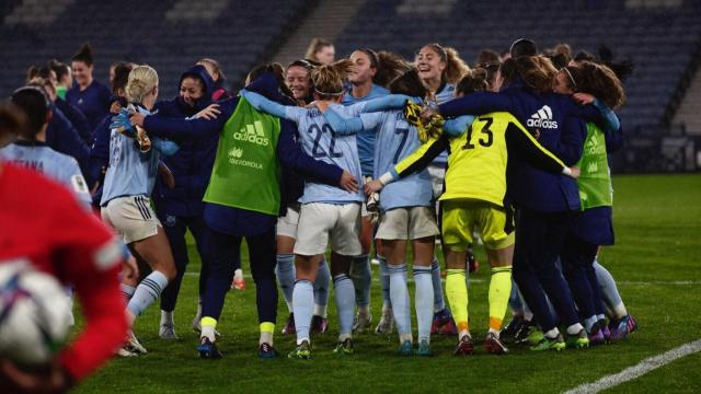 La selección española de fútbol femenino celebrando su triunfo