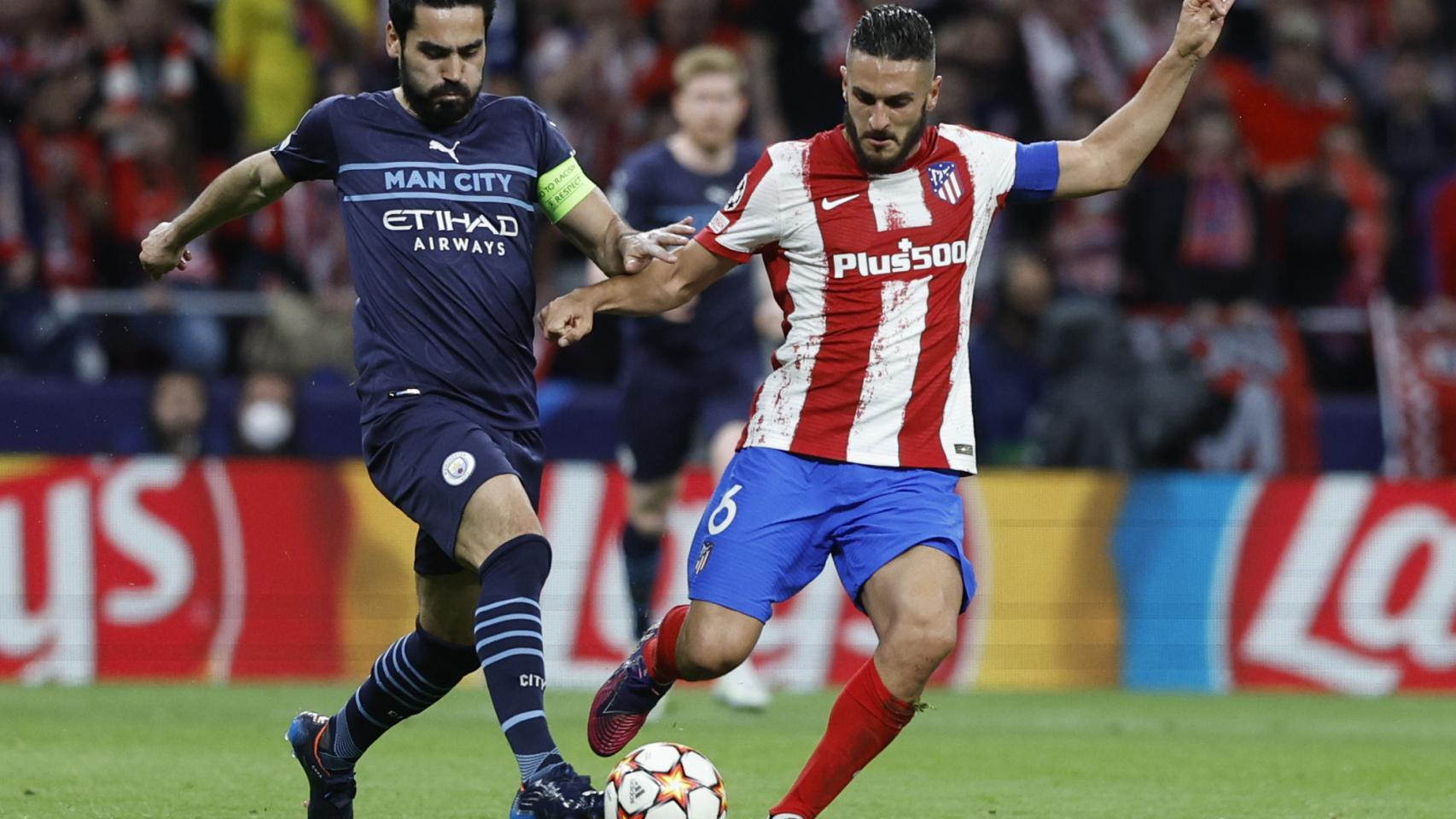 Gundogan juega un balón ante la presión de Koke