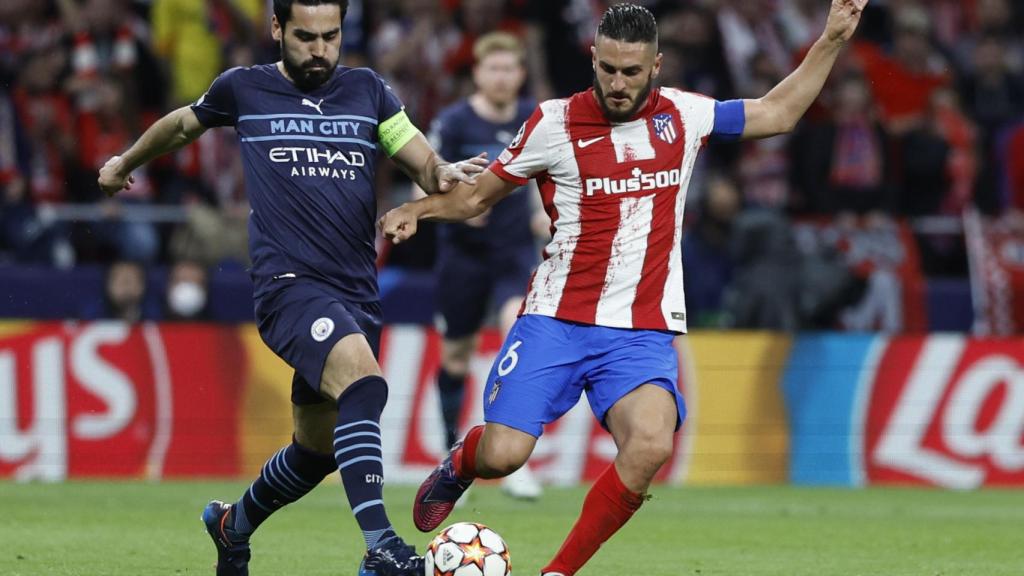 Gundogan juega un balón ante la presión de Koke