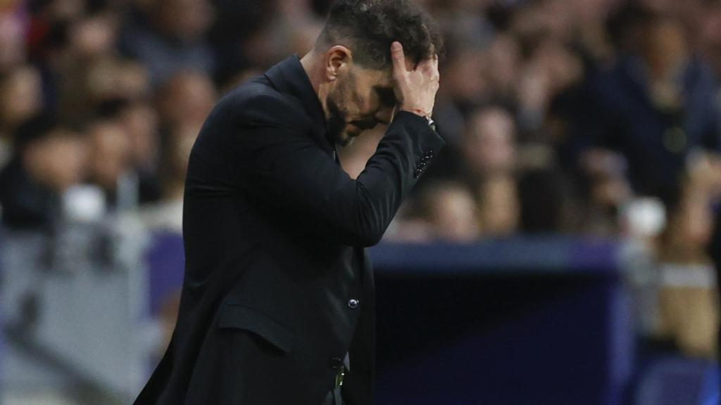 La desesperación del 'Cholo' Simeone ante el mal juego de su equipo le hace taparse el rostro