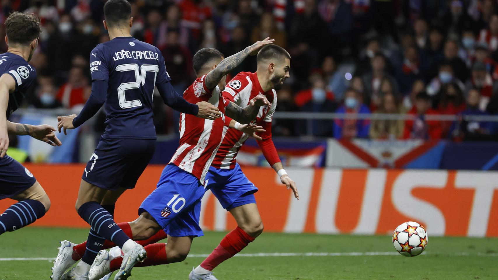 Ángel Correa no consigue finalizar bien una jugada de peligro del Atleti
