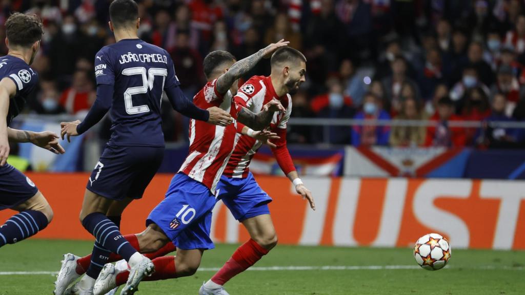 Ángel Correa no consigue finalizar bien una jugada de peligro del Atleti