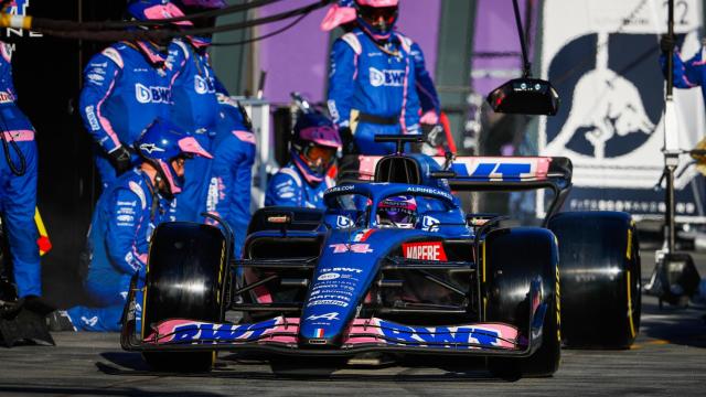 Fernando Alonso parado en el box de Alpine en Albert Park