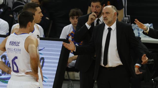 Pablo Laso da indicaciones a sus jugadores desde el banquillo de Miribilla