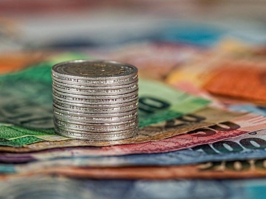 Imagen de archivo de monedas y billetes de euro.