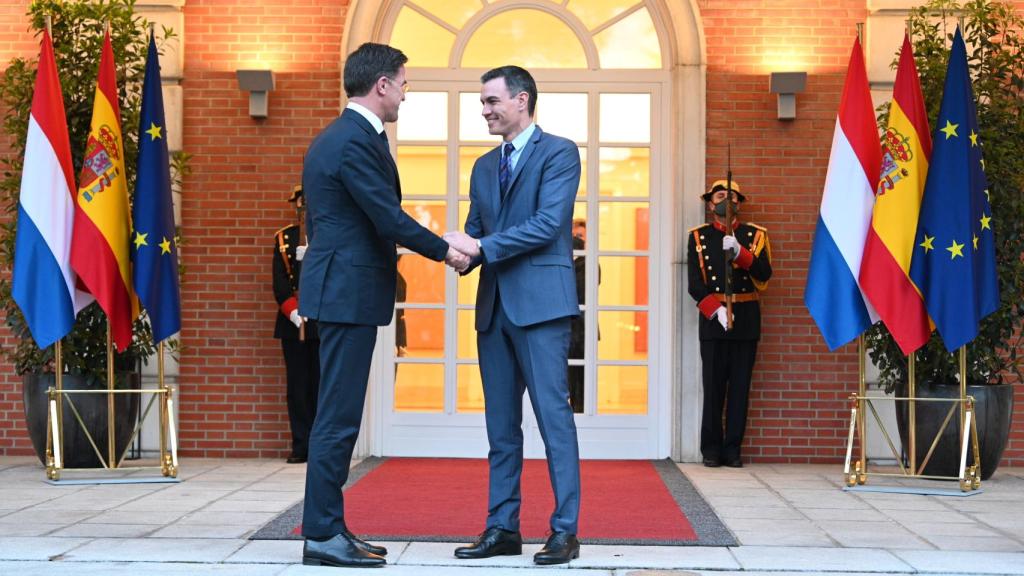 Pedro sánchez y Mark Rutte, primer ministro de Países Bajos, en las escalinatas de Moncloa.
