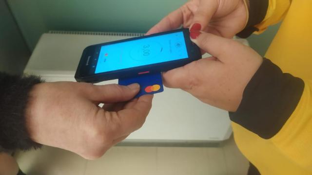 El pago 'contactless' ha cambiado la vida de miles de vecinos de la España vaciada de la mano de Correos.