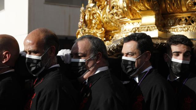 Juanma Moreno, entre los hombres de trono de Fusionadas.