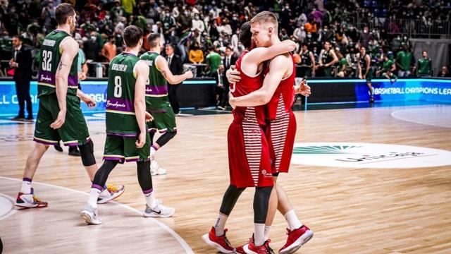 Los jugadores del Manresa celebran ante el Unicaja.