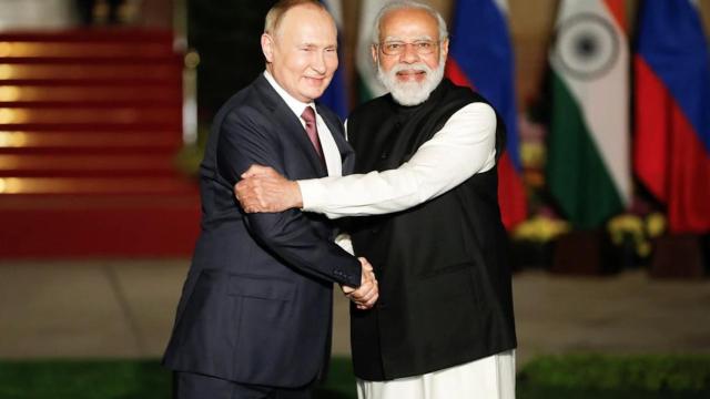El presidente de Rusia, Vladimir Putin, junto al primer ministro de la India, Narendra Modi, en Nueva Delhi el 6 de diciembre de 2021.