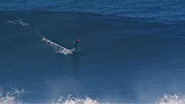 Un vídeo muestra un surfista tomando olas gigantes con una tabla de surf.