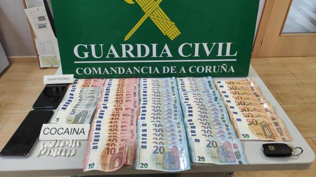 Los efectos incautados al detenido.