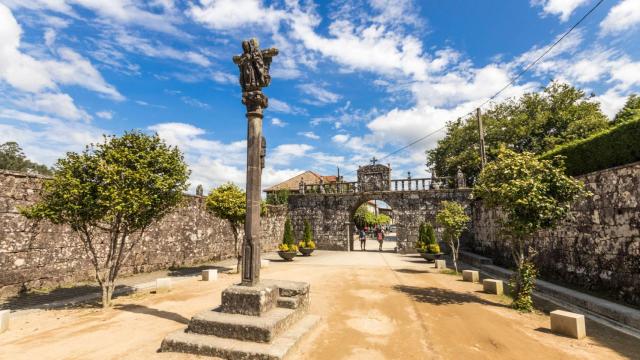 Cruceiro en la entrada al Monasterio da Armenteira, Meis.