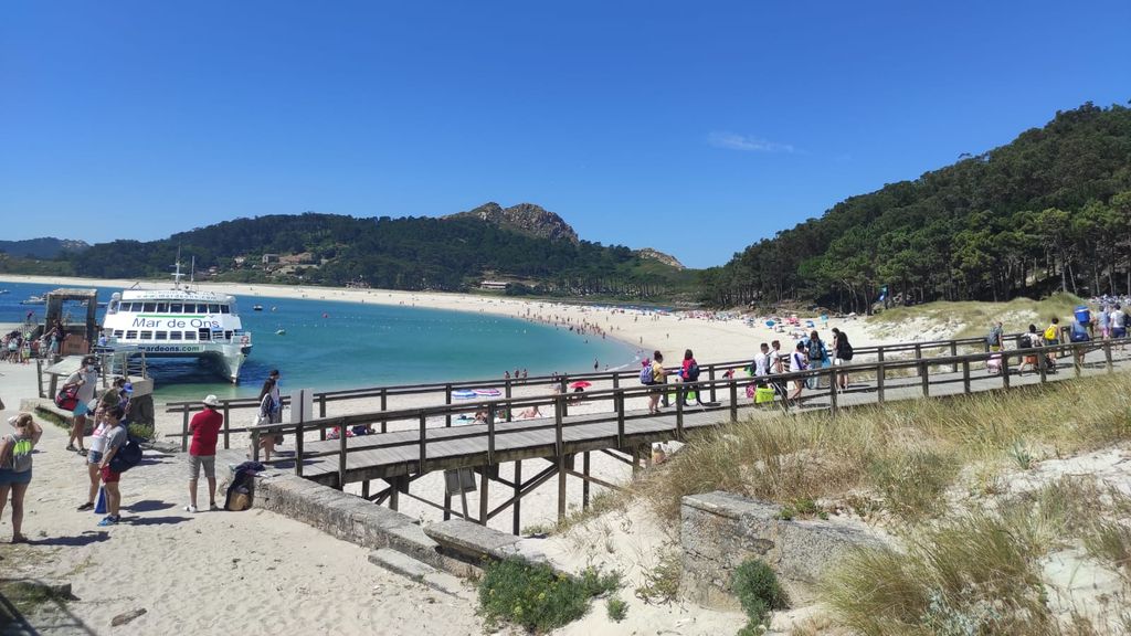 Embarque de turistas en las Islas Cíes.