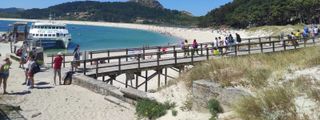 Embarque de turistas en las Islas Cíes.
