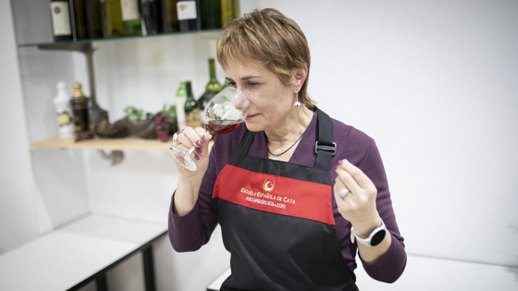 La sumiller de té oliendo uno de los tés rojos durante la cata.
