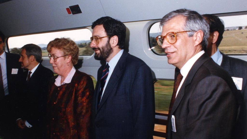El vicepresidente del Gobierno, Narcis Serra, y el ministros de Obras Públicas y Transportes, Josep Borrel, en el primer AVE inaugural el 21 de abril de 1992.