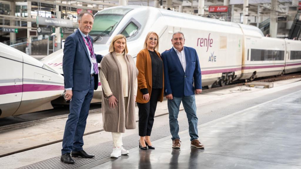 Juan Carlos Hebrero, Beatriz Martínez, Nuria Perarnau y Juan Miguel Capel, frente a un tren AVE.