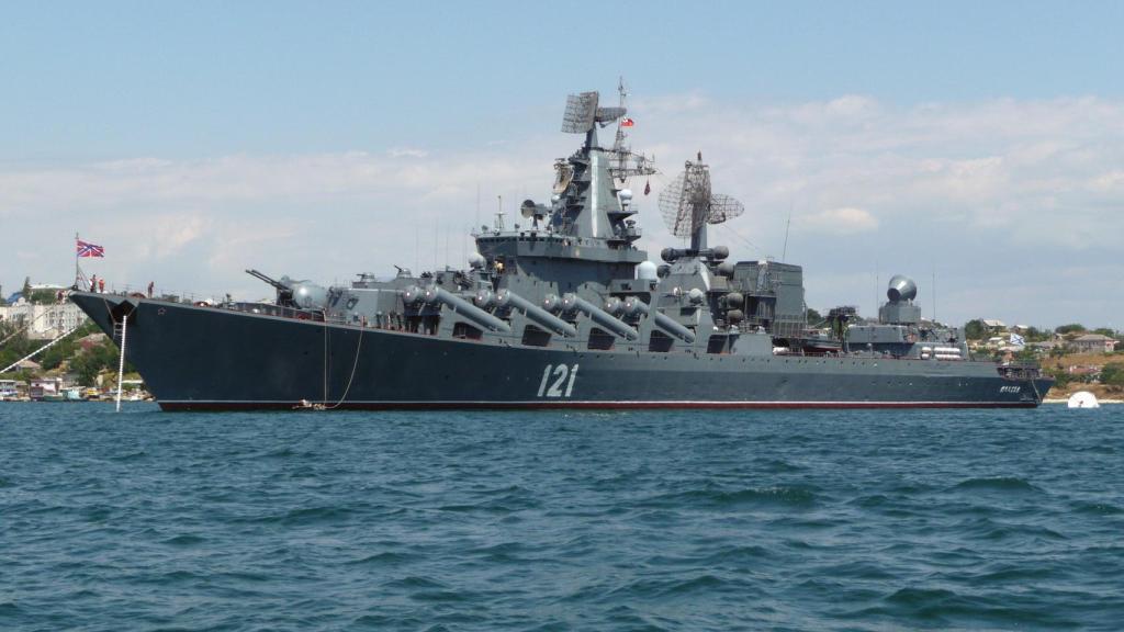 El Moskva en un puerto de Sebastopol.