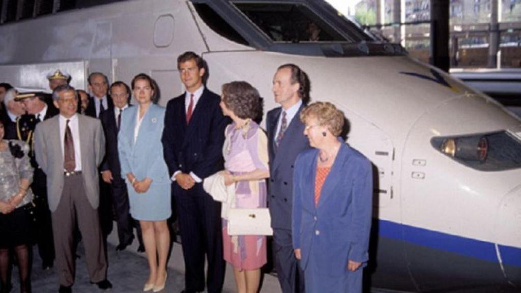 La familia real española en el viaje inaugural en Ave a Sevilla.