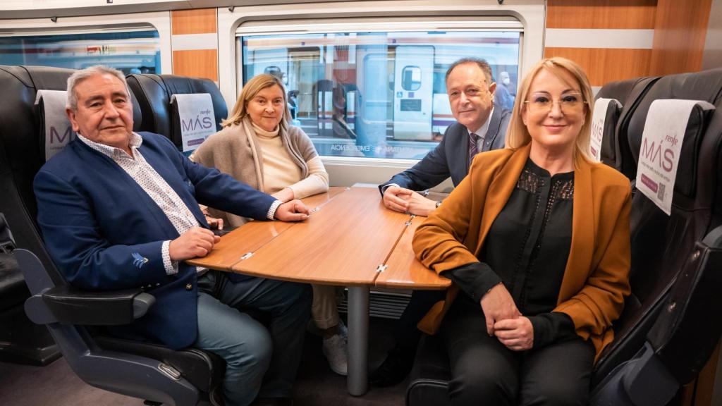 Juan Miguel, Beatriz, Juan Carlos y Nuria, sentados en la mesa de 4 de un Ave.