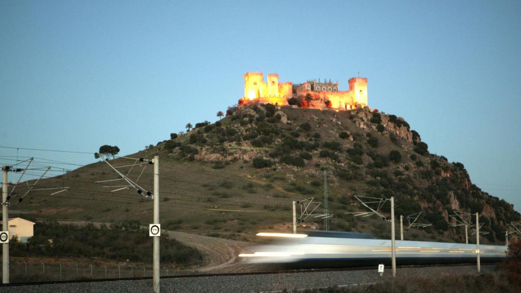 Un Ave pasando por Almodóvar del Río, el punto intermedio entre Madrid y Sevilla.