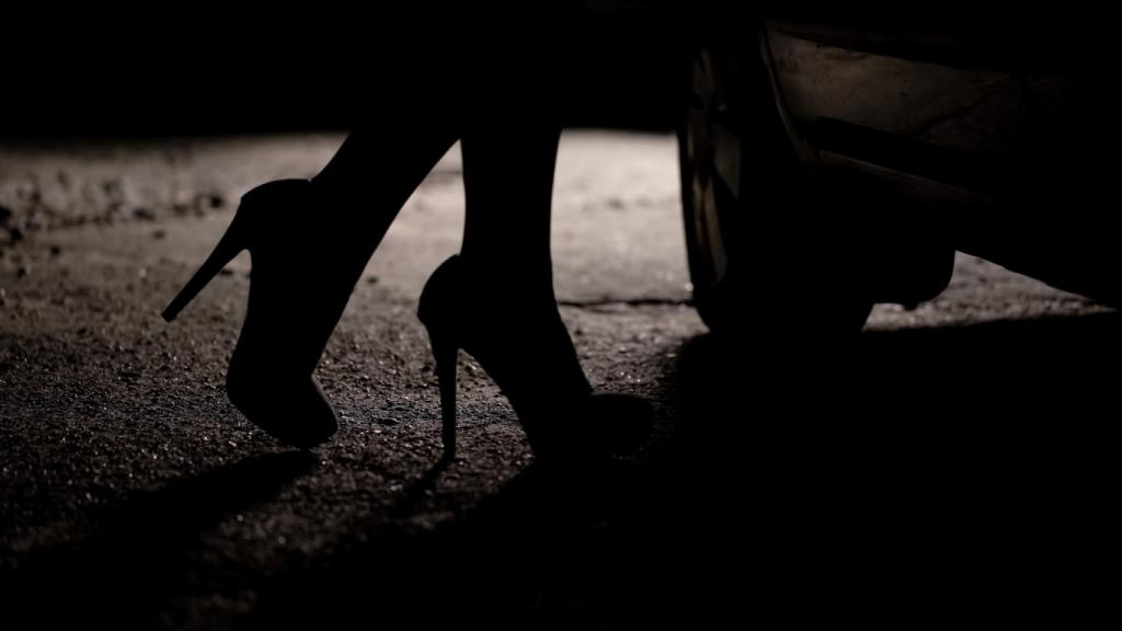 Una mujer con tacones
