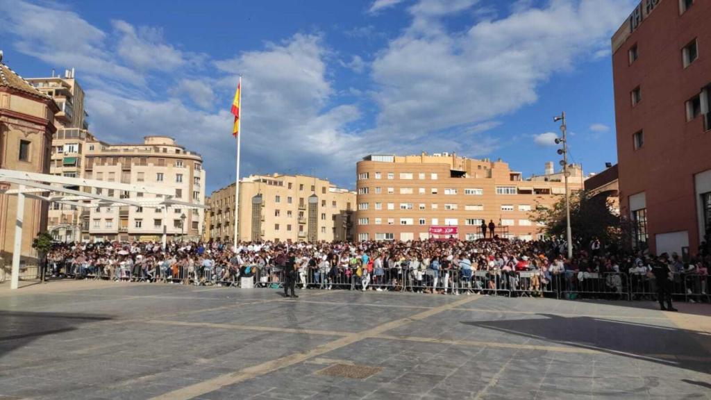 Grandísima expectación en la explanada de Santo Domingo para la salida de Mena.