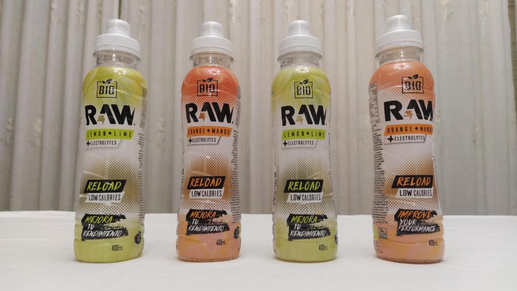 Las bebidas isotónicas de naranja y mango y limón y lima de Raw, una marca en la que ha invertido Alonso.