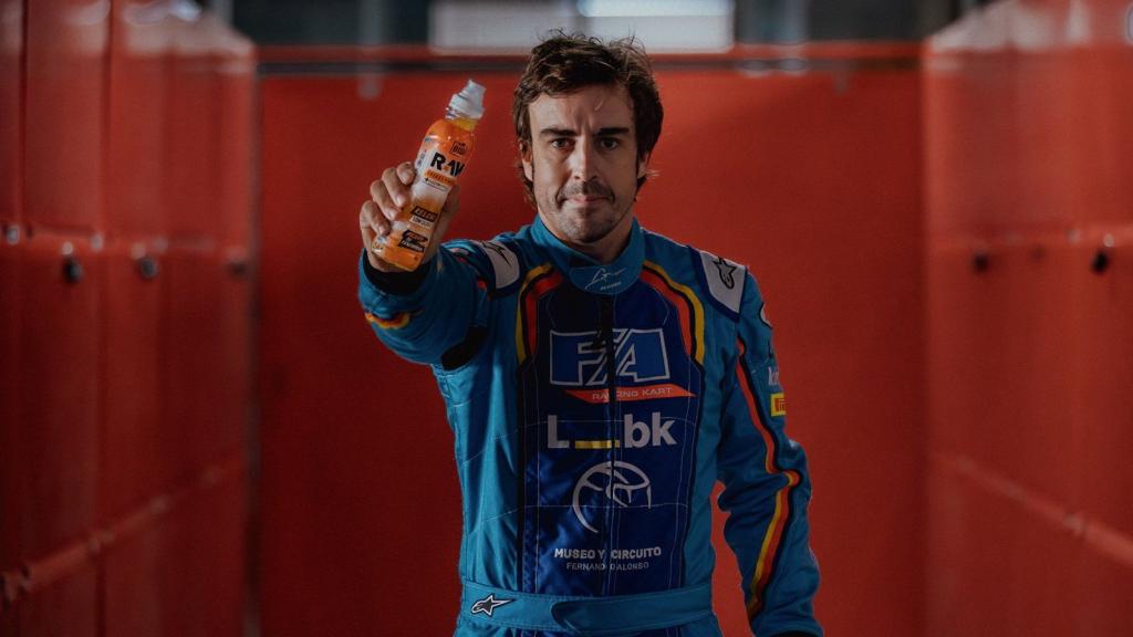 Fernando Alonso con una de las bebidas Raw.