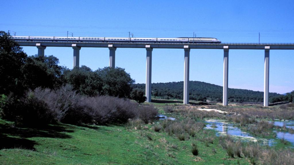 Uno de los puentes que se construyó con el Ave.