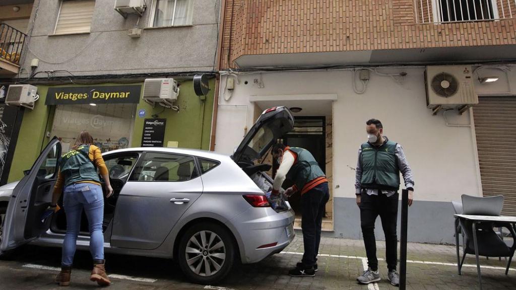Efectivos de la Policía Judicial de Játiva, este martes, en la calle Francisco Bru de Canals.