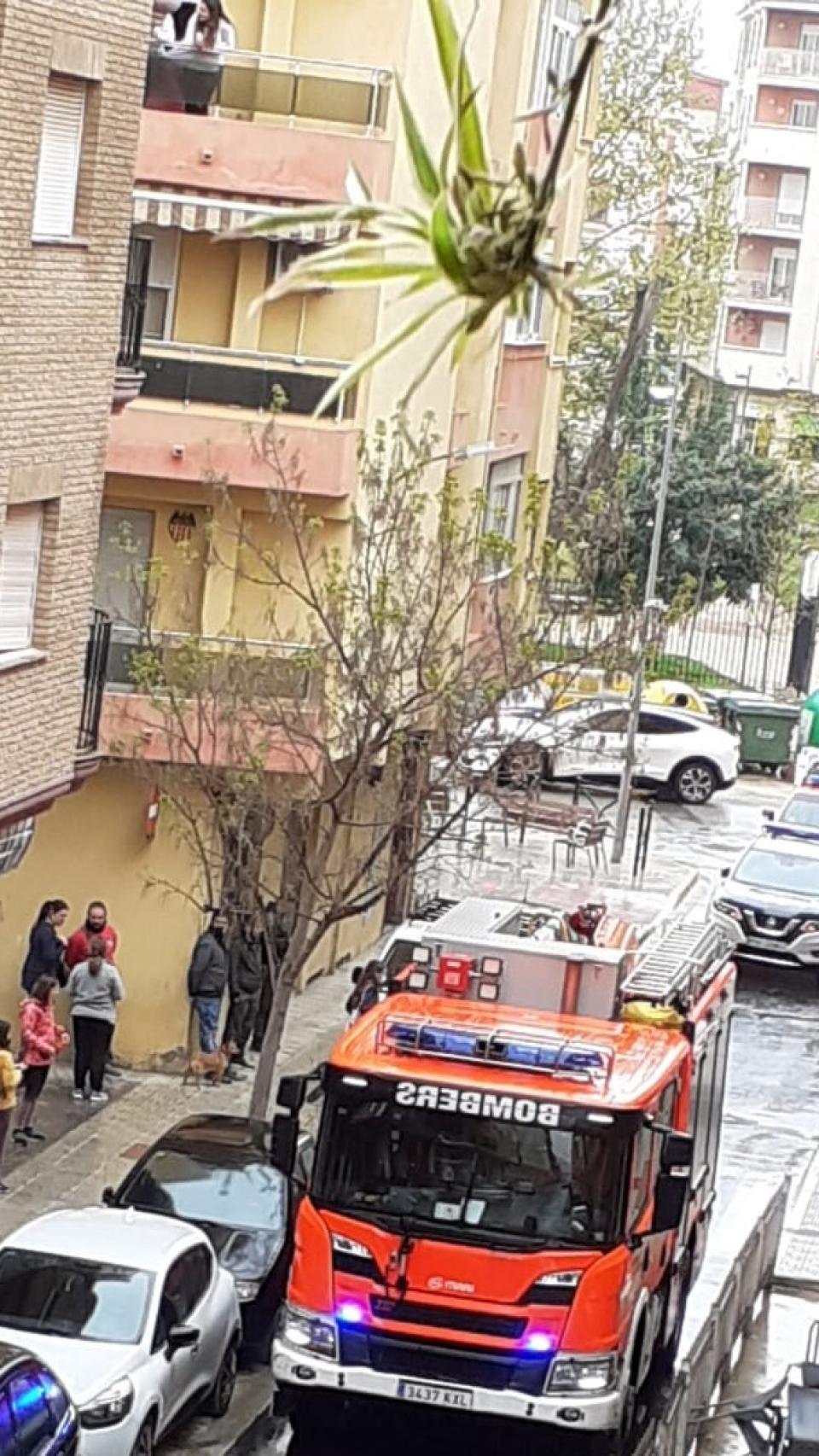 Los bomberos llegando al bloque de Canals donde se produjo el fratricidio.