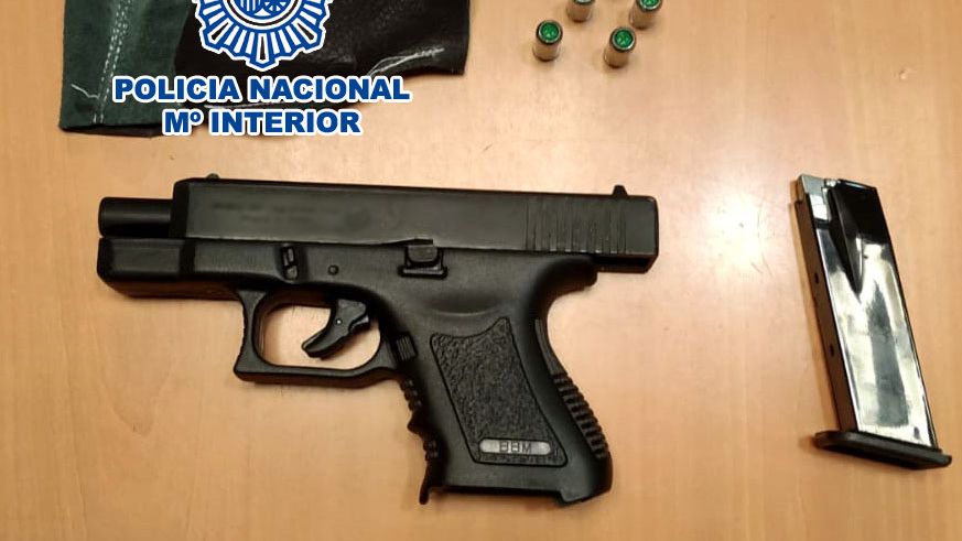 El arma simulada que llevaba el detenido.