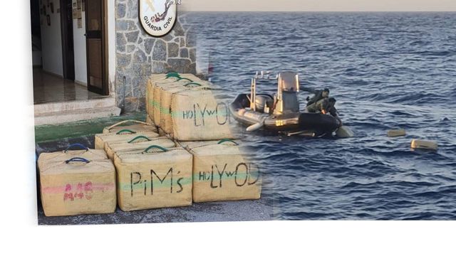 A la derecha, los fardos en tierra que habían aprehendido agentes de la Guardia Civil de Alicante.